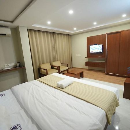Отель Bigmall Residency Kannangad Экстерьер фото